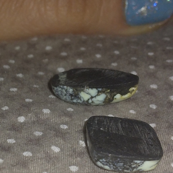 Beautiful pair of matching Snowville turquoise cabochons - Picture 2 of 6